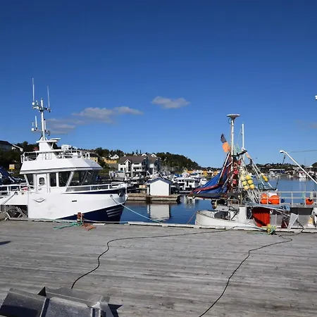 6 Person In Foldereid-by Traum